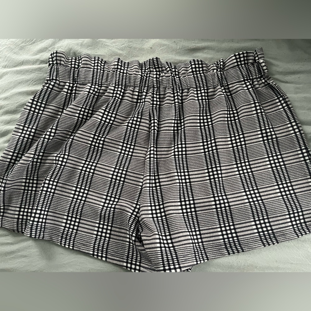 Shorts - Picture 3 of 4